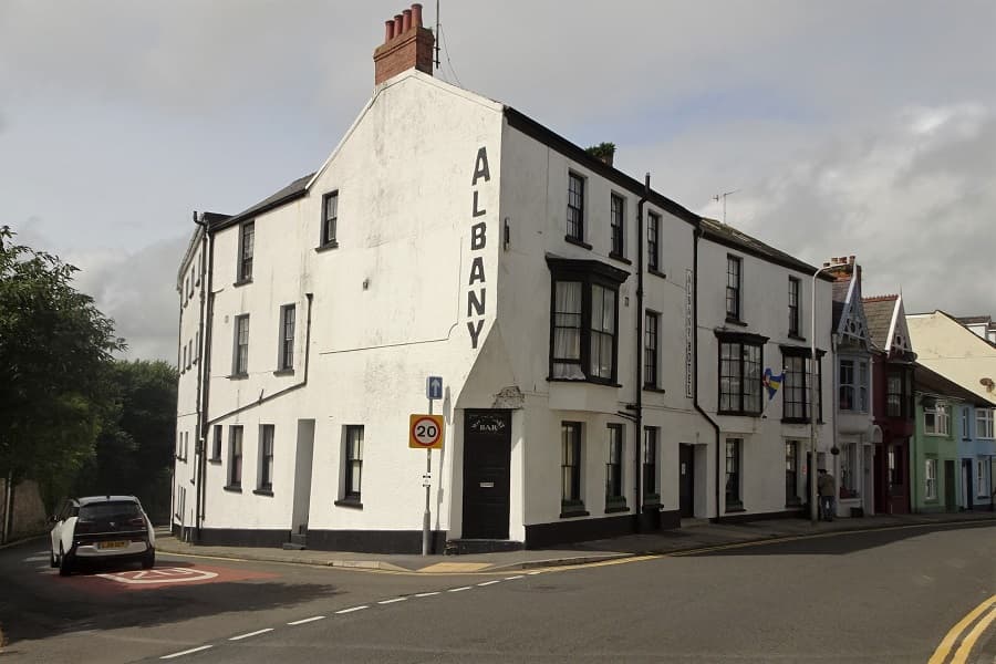 The Albany Hotel (via Wikimedia Commons, CC BY-SA 4.0)