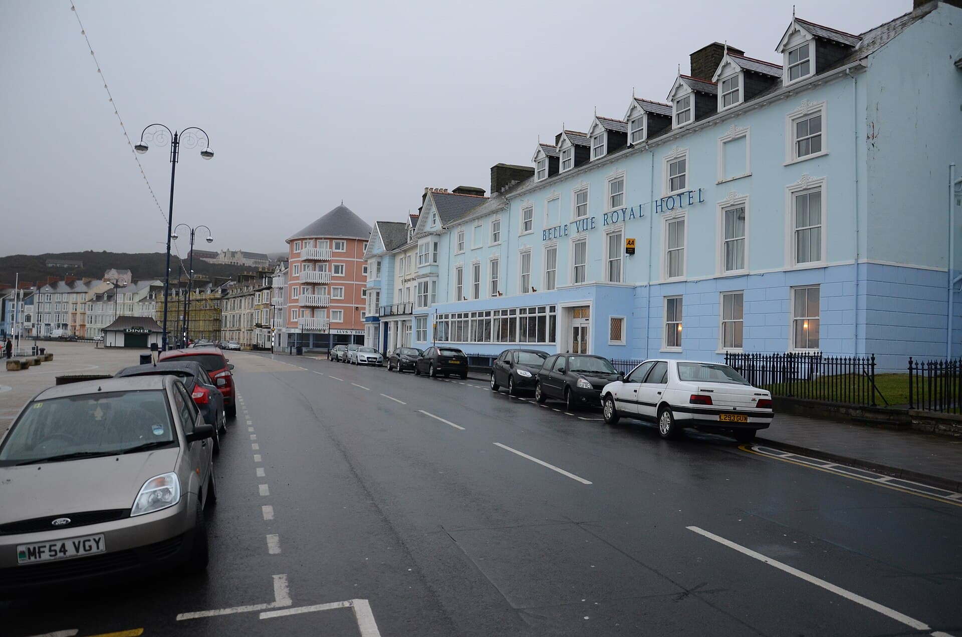 Belle Vue Royal Hotel (via Wikimedia Commons, CC BY-SA 3.0)