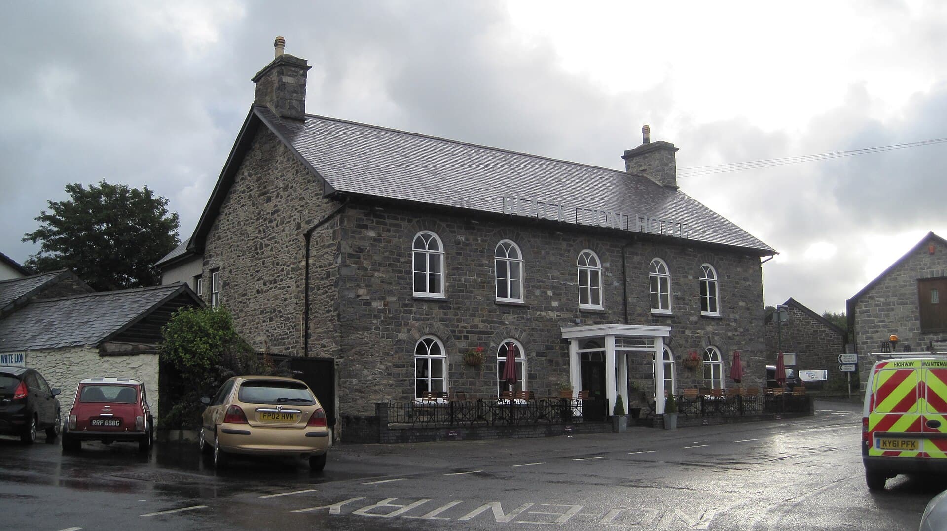 Black Lion Hotel (via Wikimedia Commons, CC BY-SA 3.0)