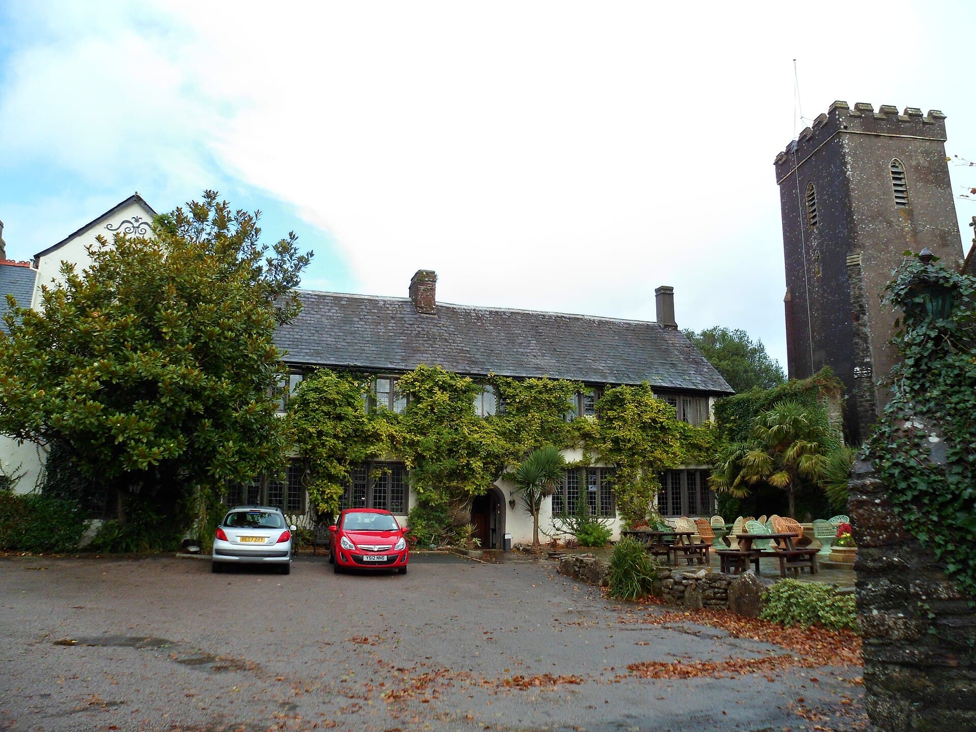 Churston Court (via Wikimedia Commons, CC BY 3.0)