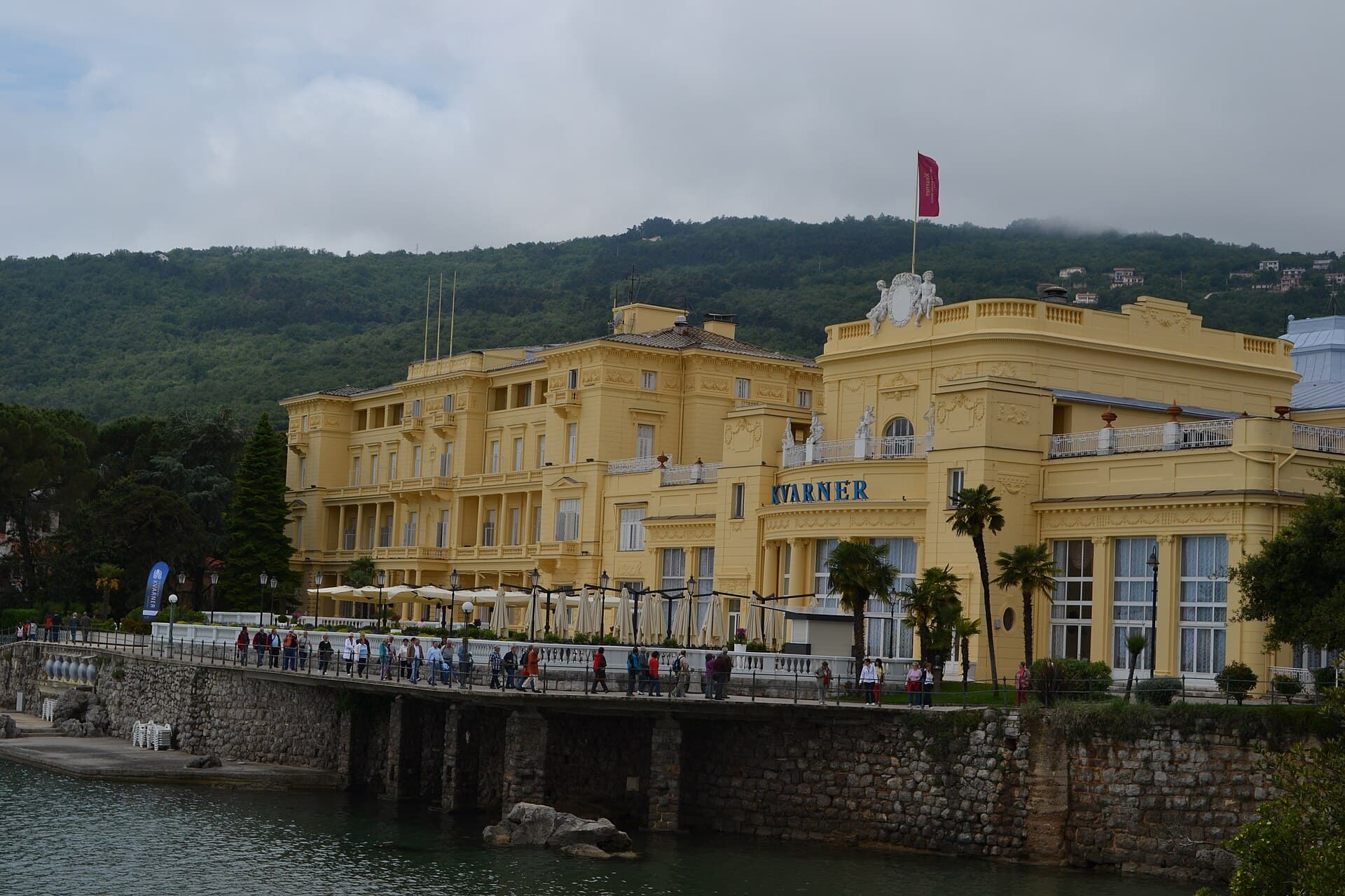 Hotel Kvarner (via Wikimedia Commons, CC BY-SA 3.0)