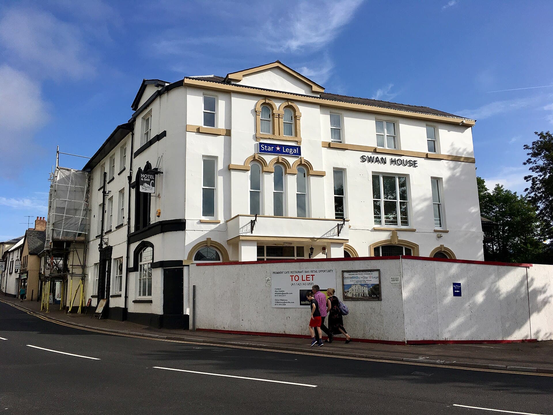The Swan Hotel (via Wikimedia Commons, CC BY-SA 4.0)
