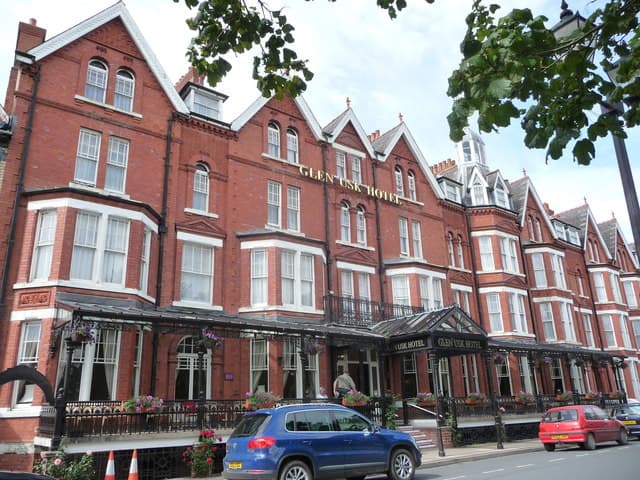Glen Usk Hotel (via Wikimedia Commons, CC BY-SA 2.0)