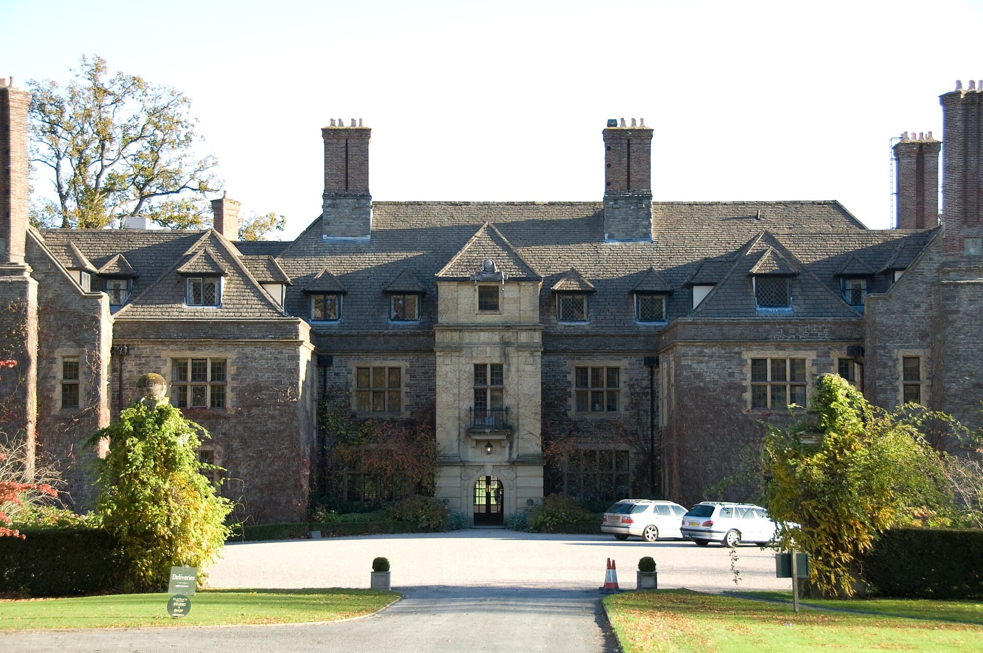 Llangoed Hall (via Wikimedia Commons, CC BY 2.0)