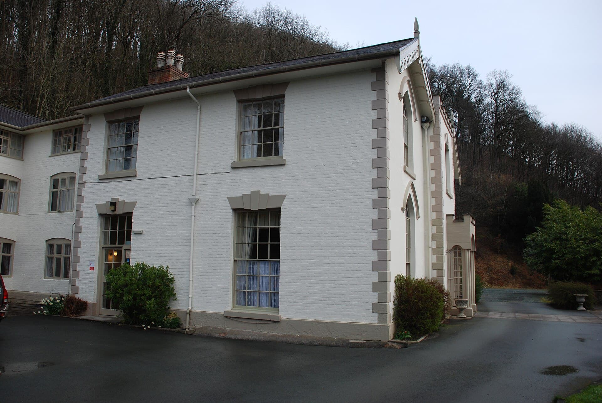 Dolforwyn hall (via Wikimedia Commons, CC BY-SA 3.0)