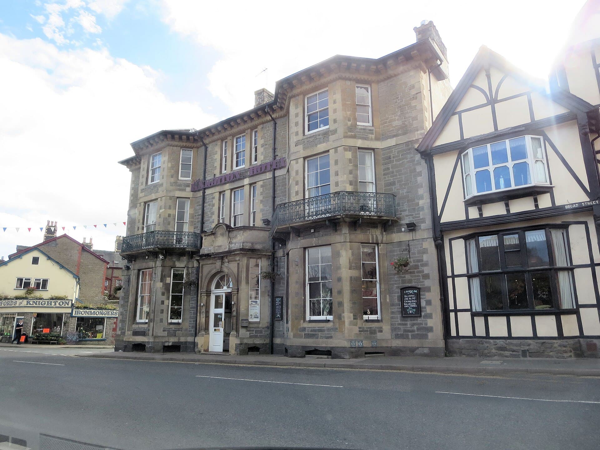 The Knighton Hotel (via Wikimedia Commons, CC BY-SA 2.0)