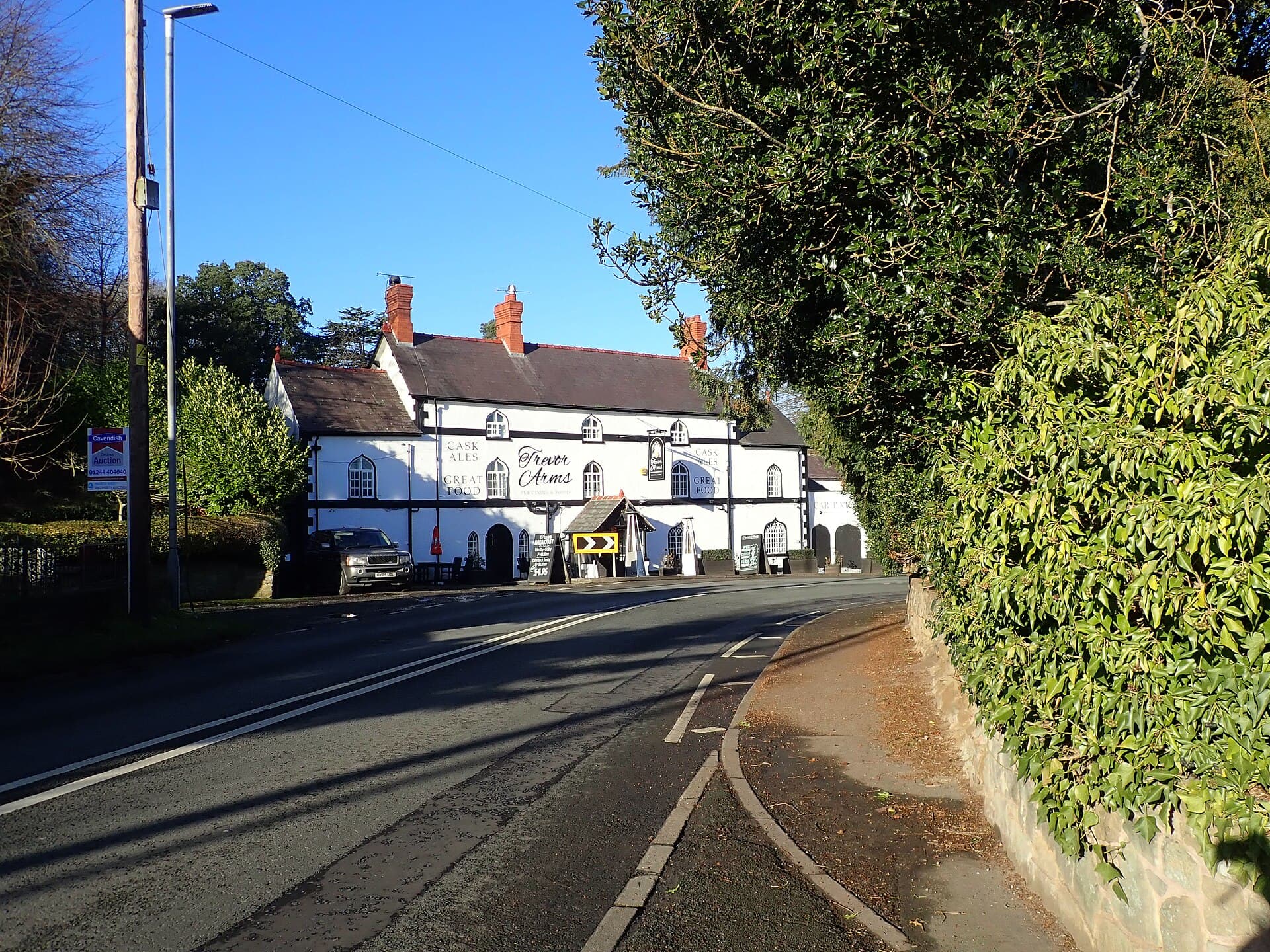 Trevor Arms (via Wikimedia Commons, CC BY-SA 2.0)