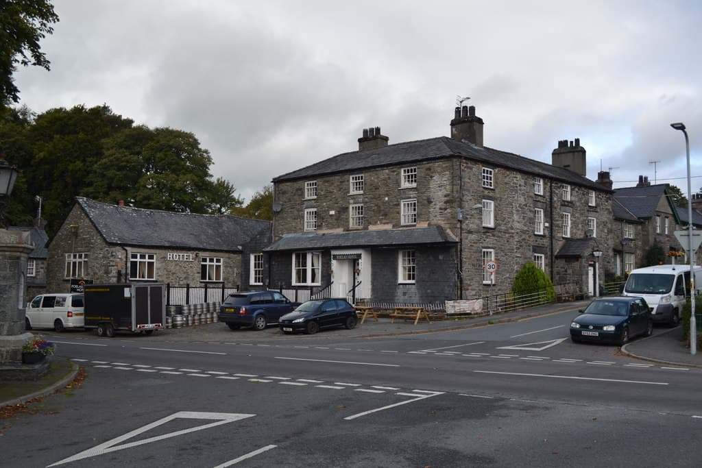 Foelas Arms Hotel (via Wikimedia Commons, CC BY-SA 2.0)