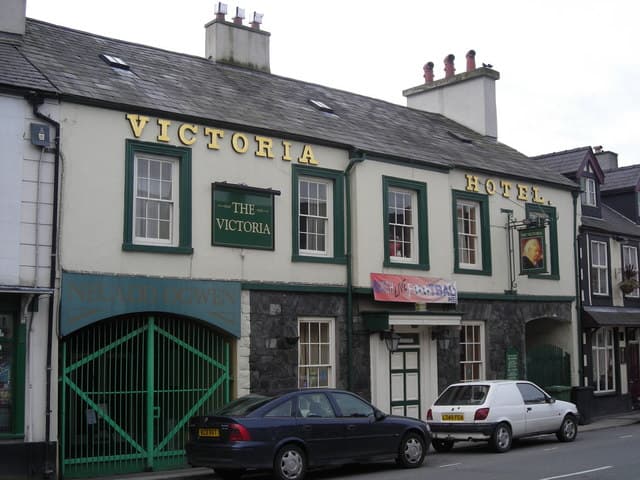 Victoria Hotel (via Wikimedia Commons, CC BY-SA 2.0)