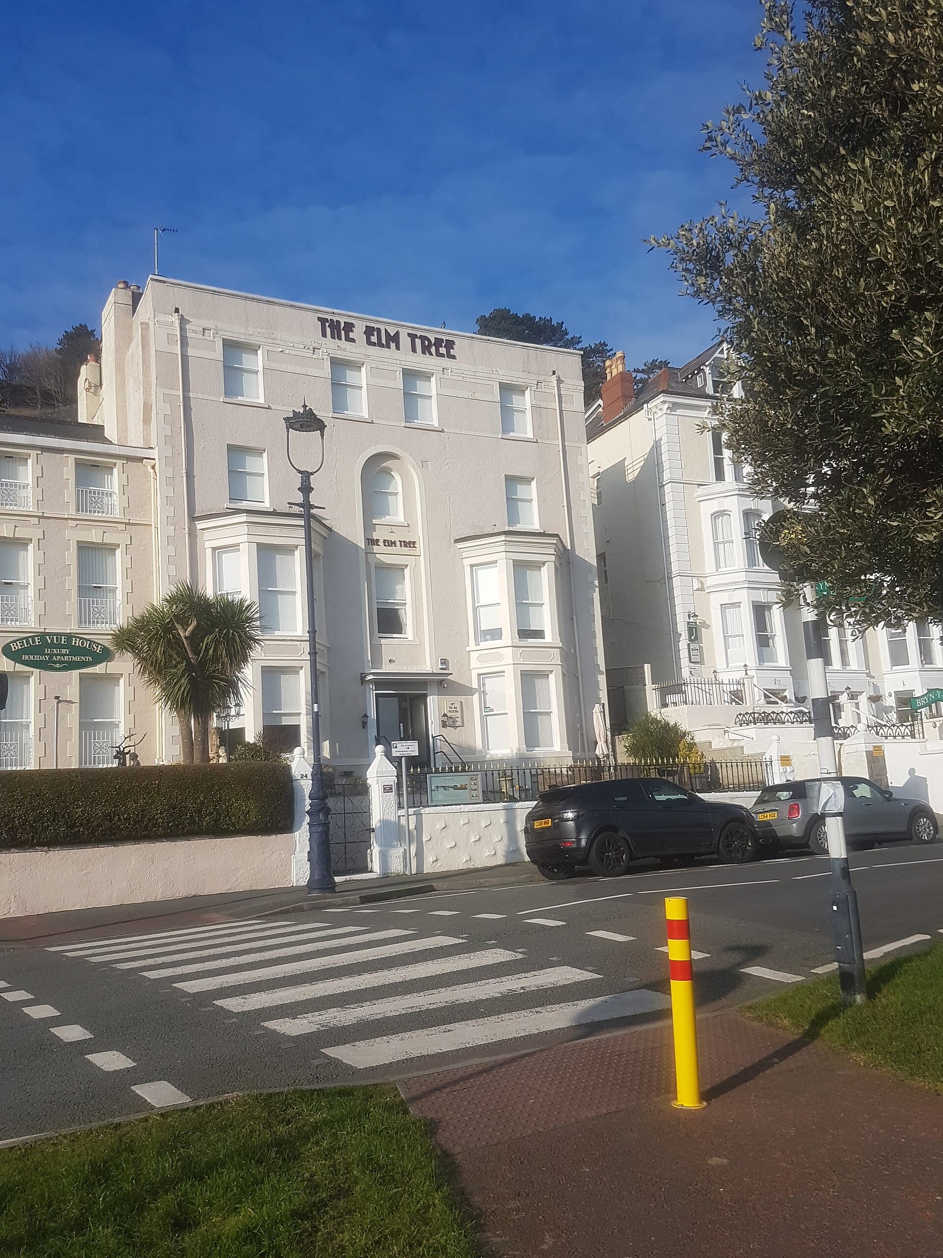 The Elms Hotel (via Wikimedia Commons, CC BY-SA 3.0)