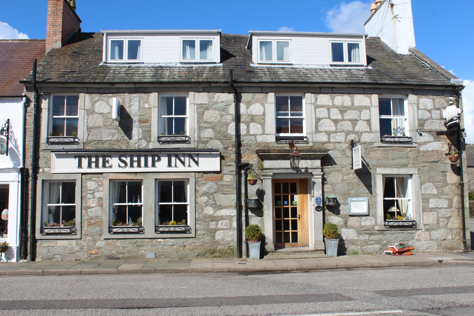 The Ship Inn (via Wikimedia Commons, CC BY-SA 2.0)