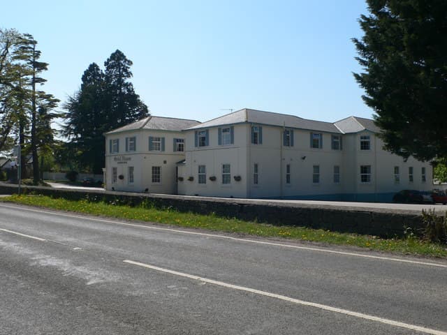 Oriel House Hotel (via Wikimedia Commons, CC BY-SA 2.0)