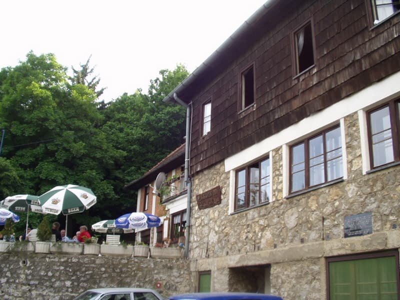 Planinarski dom Kalnik (via Wikimedia Commons, CC BY 3.0)
