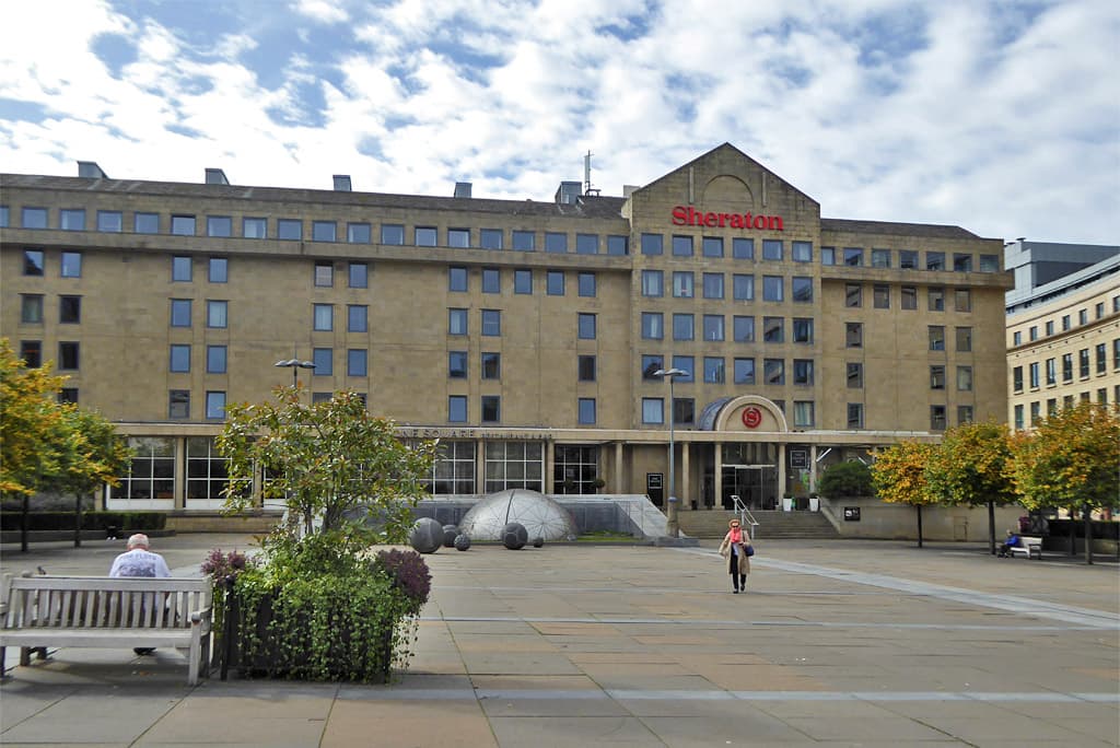 Sheraton Grand Hotel & Spa (via Wikimedia Commons, CC BY-SA 2.0)