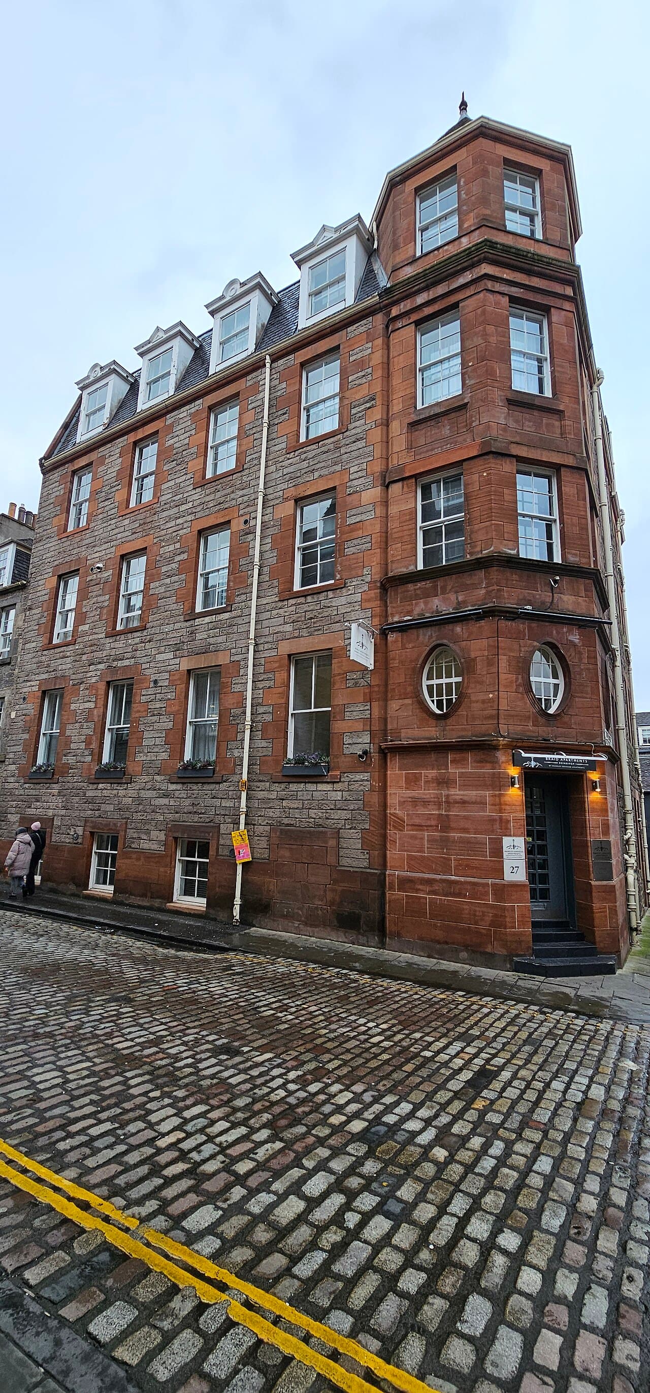 Braid Apartments by Mansley (via Wikimedia Commons, CC BY-SA 3.0)