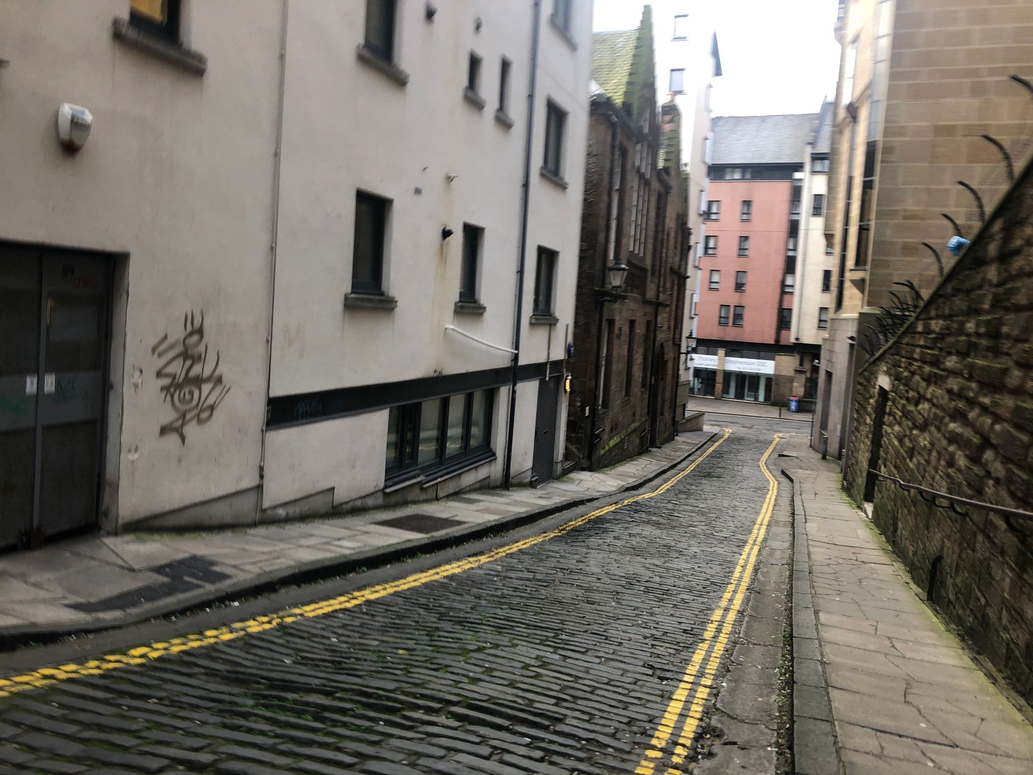Street view near Parliament Sq apt 12 Royal Mile, Edinburgh — © drnoble (CC BY-SA · Mapillary)