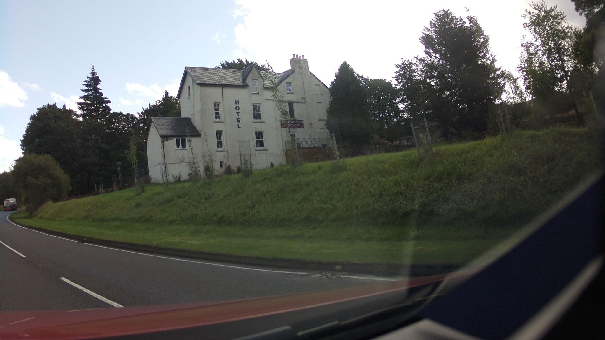 Street view near Suie Lodge Hotel, Callander — © southglos (CC BY-SA · Mapillary)