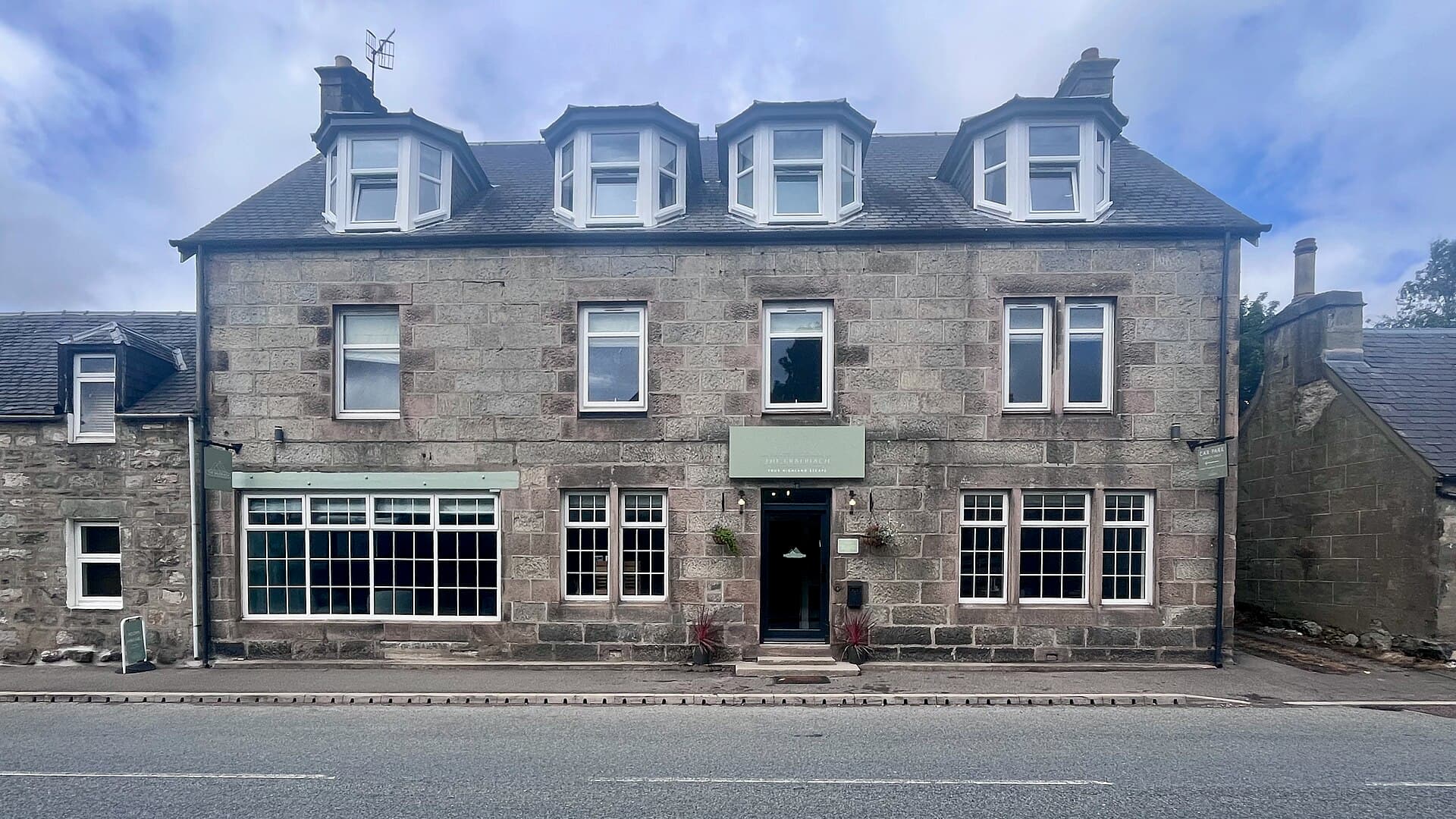 OYO Braeriach Hotel (via Wikimedia Commons, CC BY-SA 3.0)