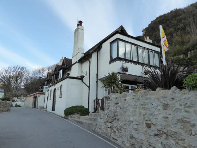 Lulworth Lodge (via Wikimedia Commons, CC BY-SA 2.0)