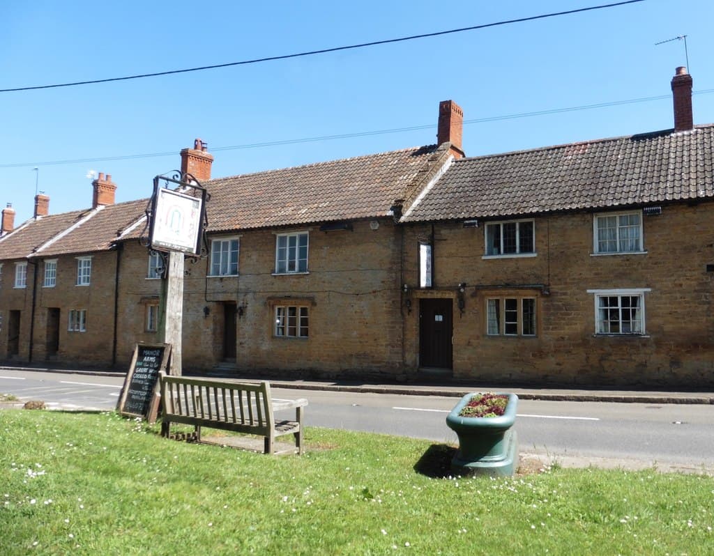 The Manor Arms Hotel Crewkerne (via Wikimedia Commons, CC BY-SA 2.0)