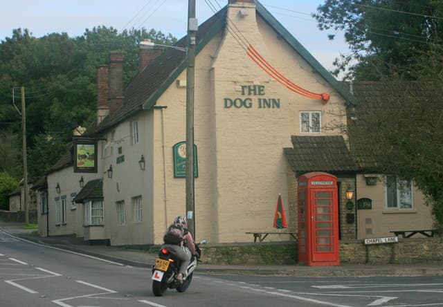 The Dog Inn (via Wikimedia Commons, CC BY-SA 2.0)