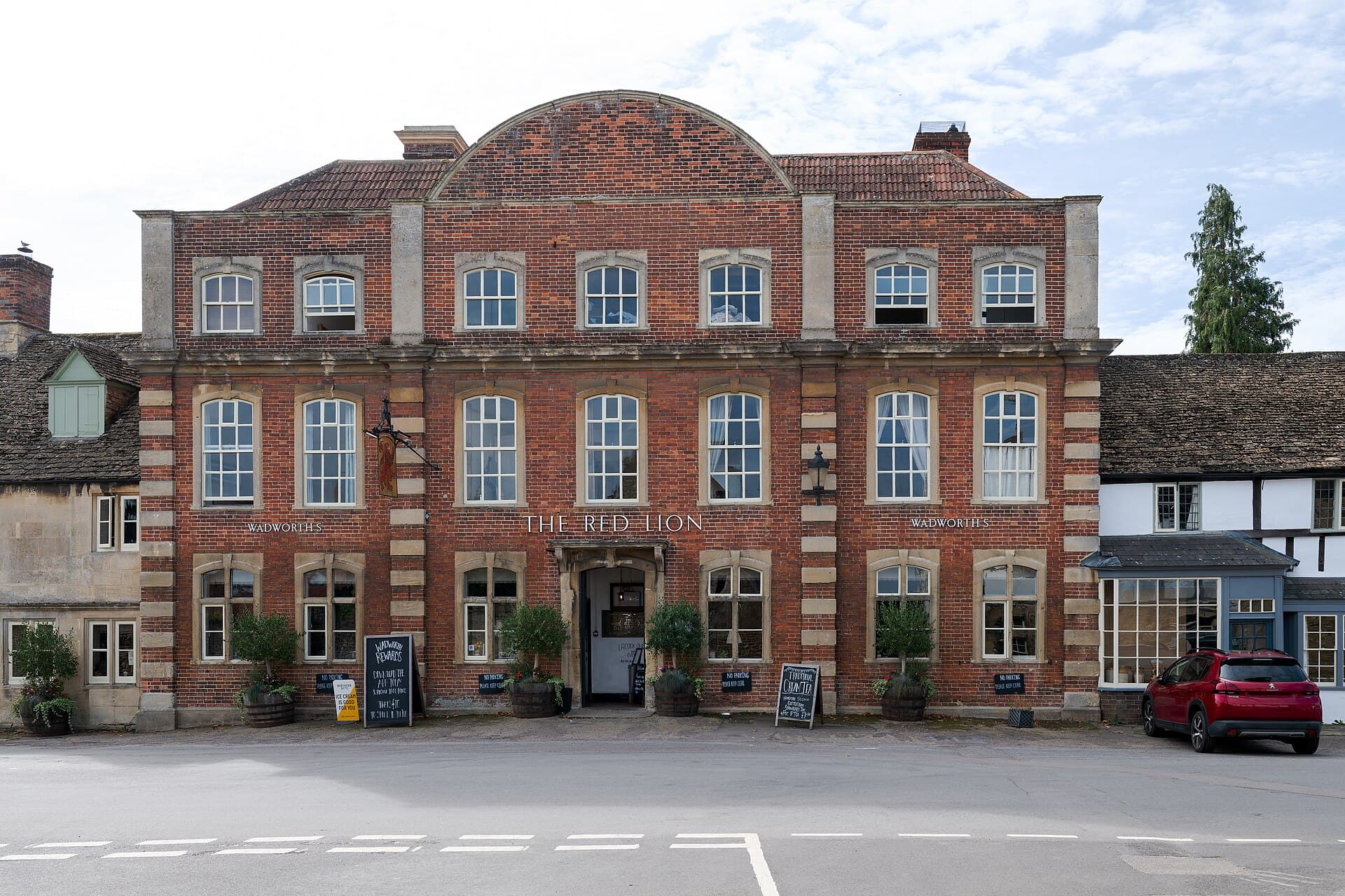 The Red Lion (via Wikimedia Commons, CC BY-SA 4.0)
