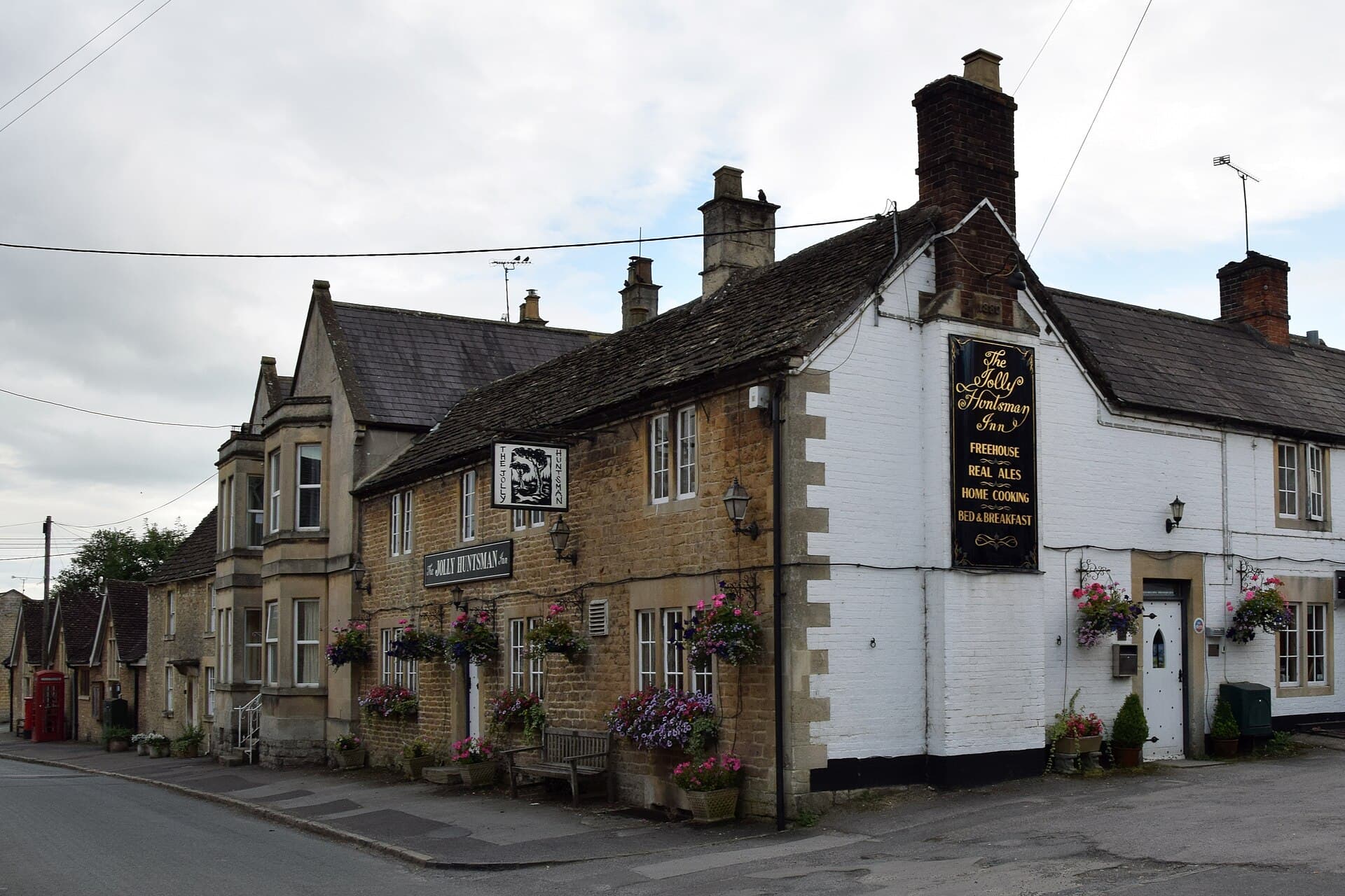 Jolly Huntsman Inn (via Wikimedia Commons, CC BY-SA 4.0)