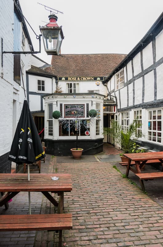 Rose And Crown (via Wikimedia Commons, CC BY-SA 2.0)