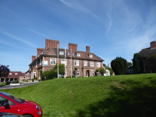 Mercure Shrewsbury Albrighton Hall Hotel & Spa (via Wikimedia Commons, CC BY-SA 2.0)