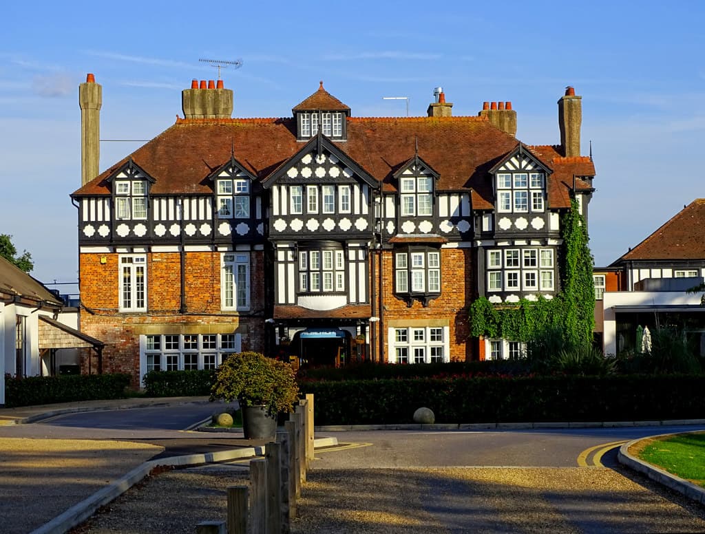 Alvaston Hall Hotel (via Wikimedia Commons, CC BY-SA 2.0)