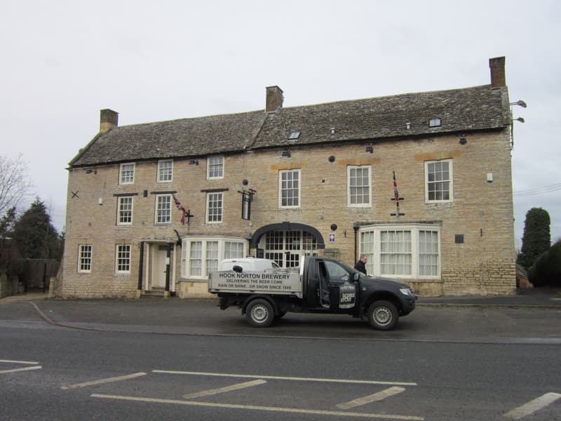 The Halford Bridge Inn (via Wikimedia Commons, CC BY-SA 2.0)