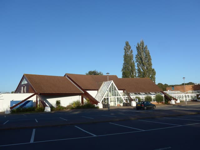 Lakeside Park Hotel & Spa (via Wikimedia Commons, CC BY-SA 2.0)
