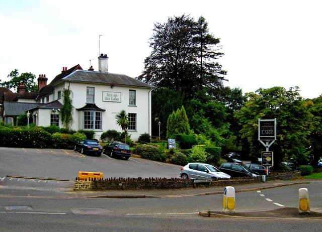 The Inn on the Lake (via Wikimedia Commons, CC BY-SA 2.0)