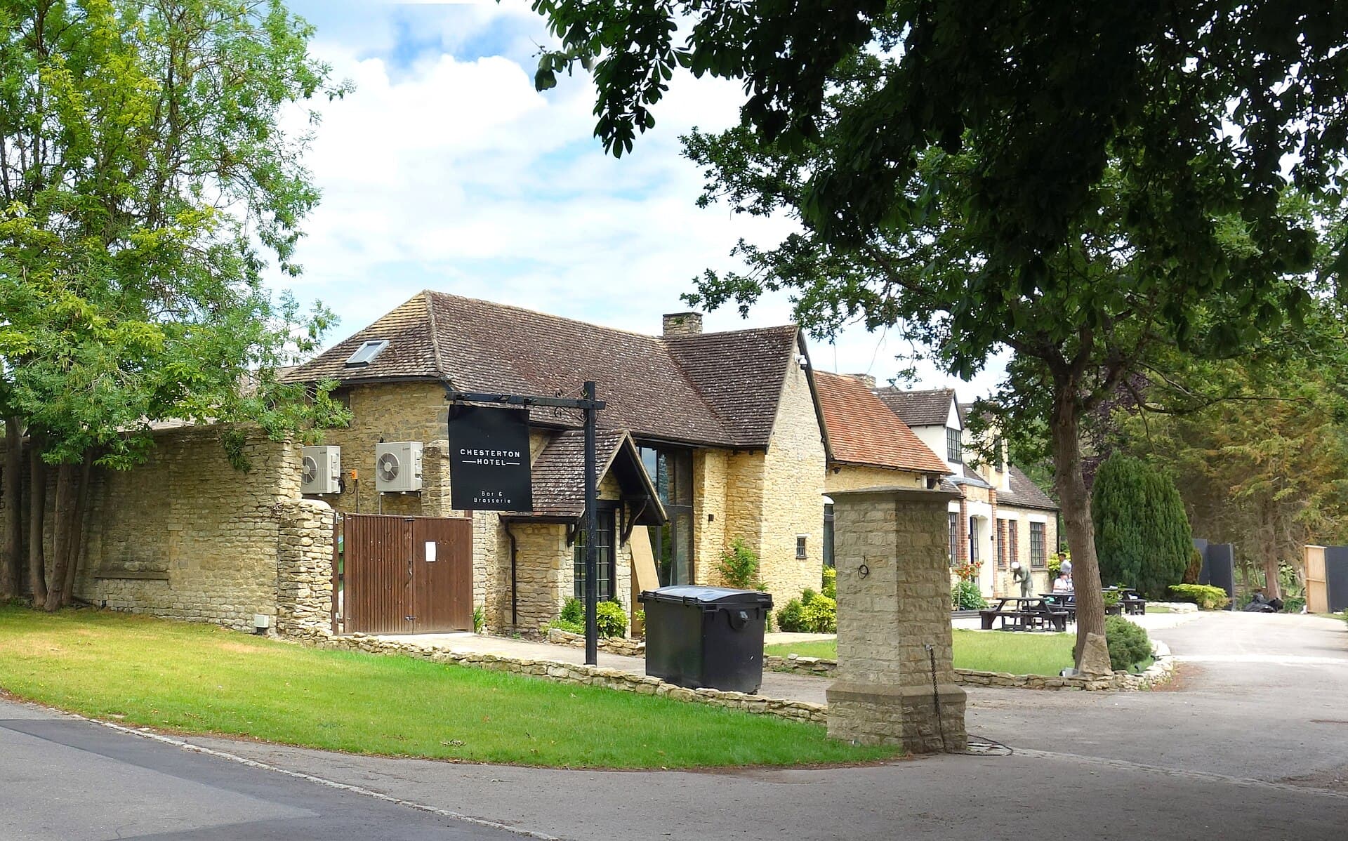 The Chesterton Hotel (via Wikimedia Commons, CC BY-SA 2.0)