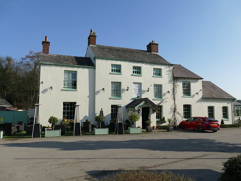 The Vicarage Hotel (via Wikimedia Commons, CC BY-SA 2.0)