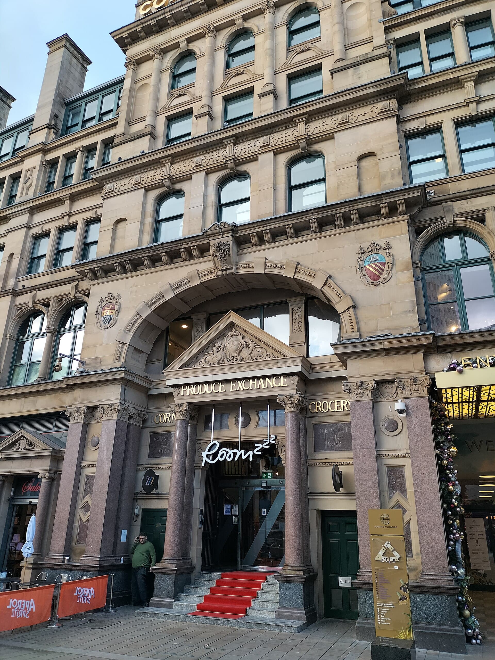Roomzzz Manchester Corn Exchange (via Wikimedia Commons, CC BY-SA 3.0)