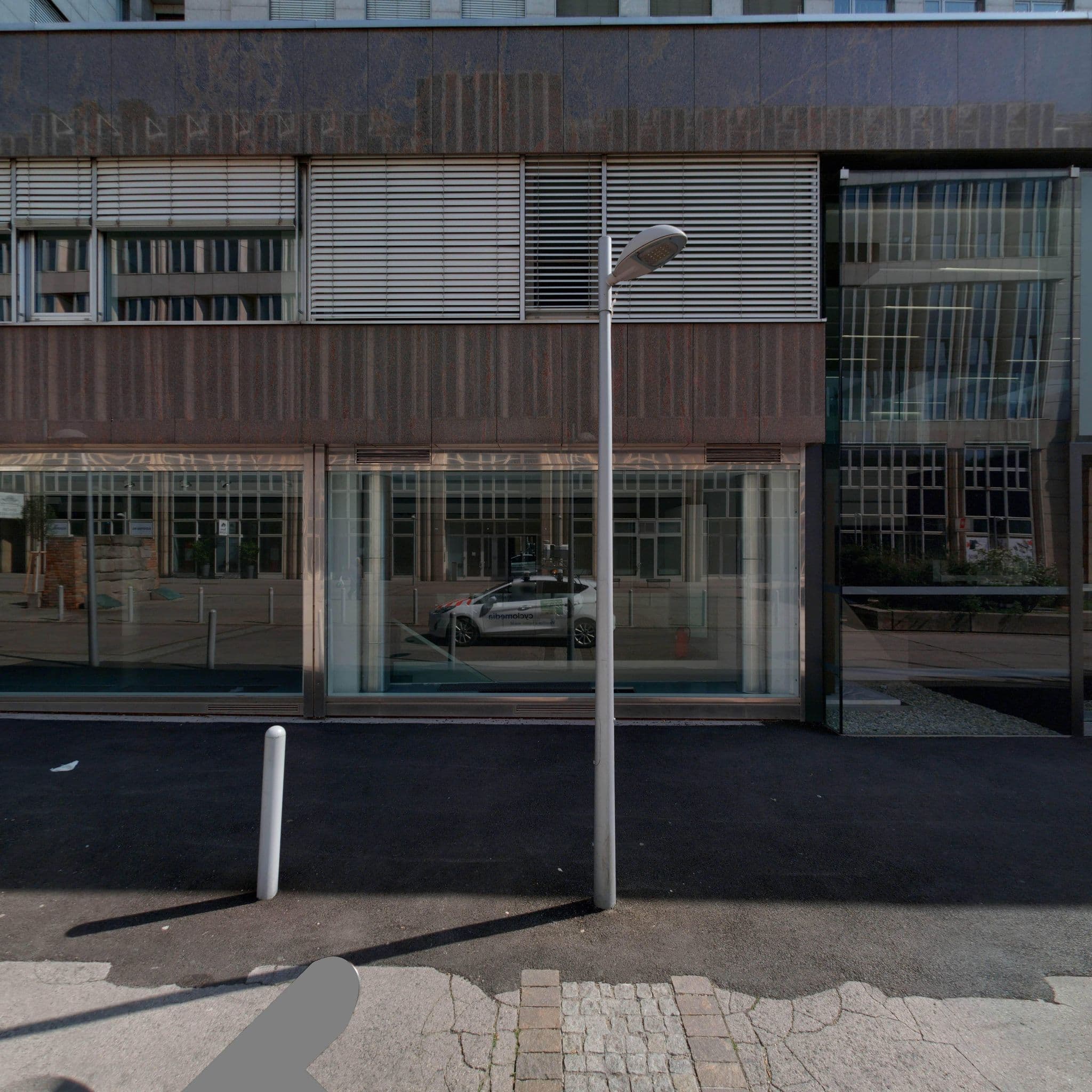 Street view near Hotel Am Parkring, Vienna — © eliasgander (CC BY-SA · Mapillary)