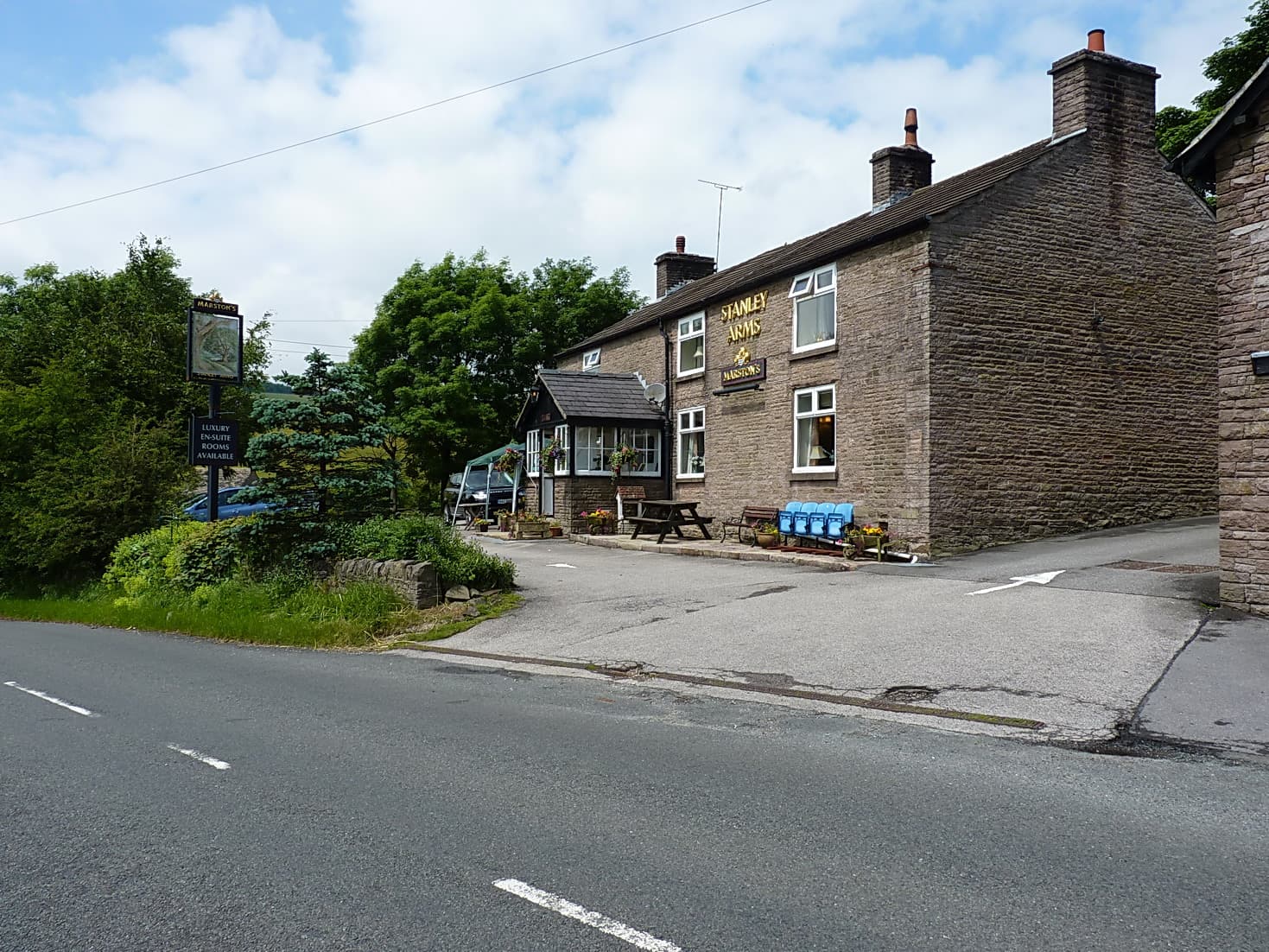 The Stanley Arms Hotel (via Wikimedia Commons, CC BY-SA 2.0)