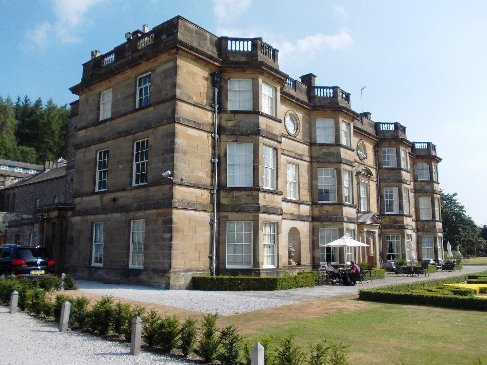 Hassop Hall Hotel (via Wikimedia Commons, CC BY-SA 2.0)