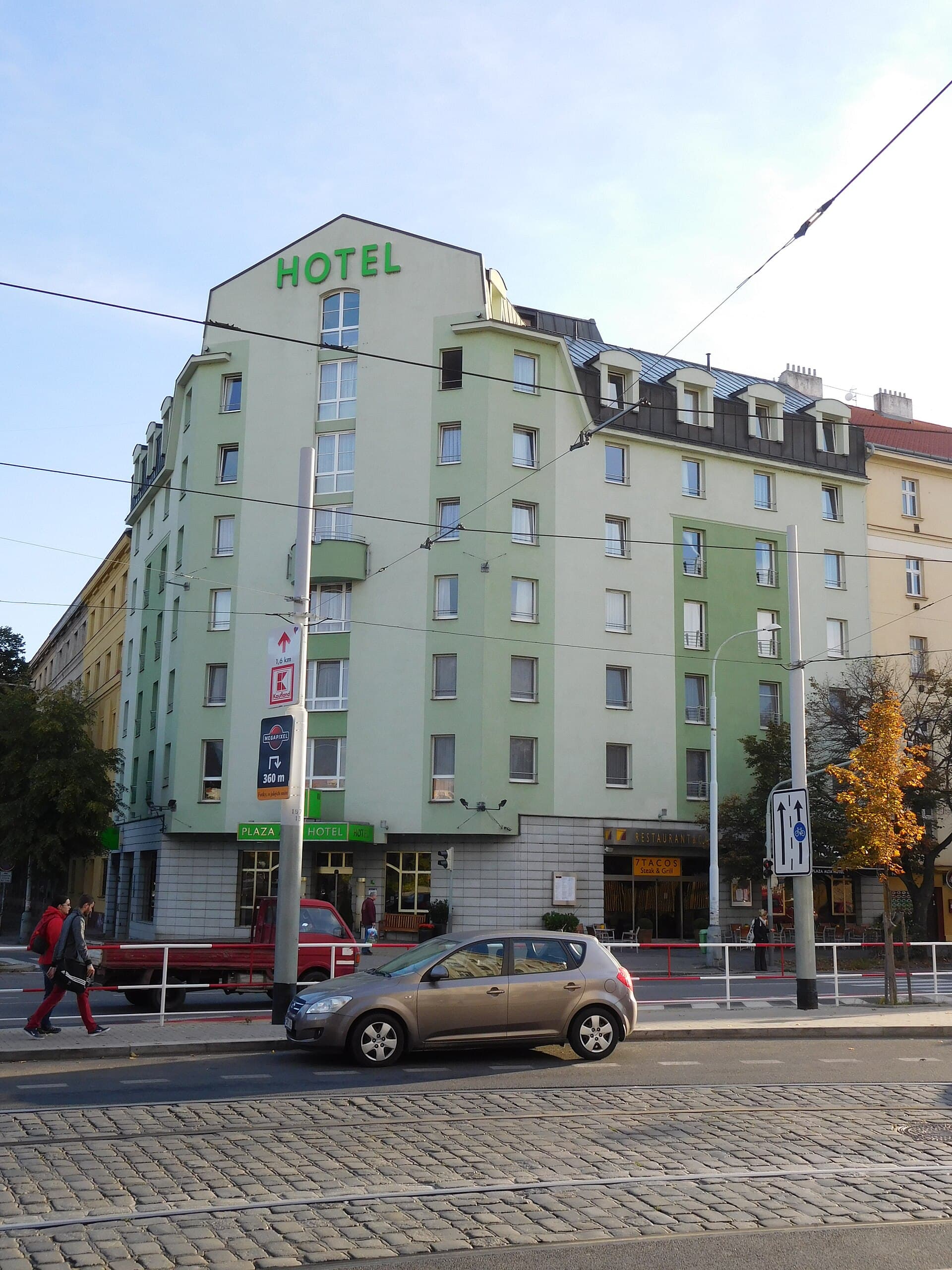 Plaza Prague Hotel (via Wikimedia Commons, CC BY-SA 3.0)