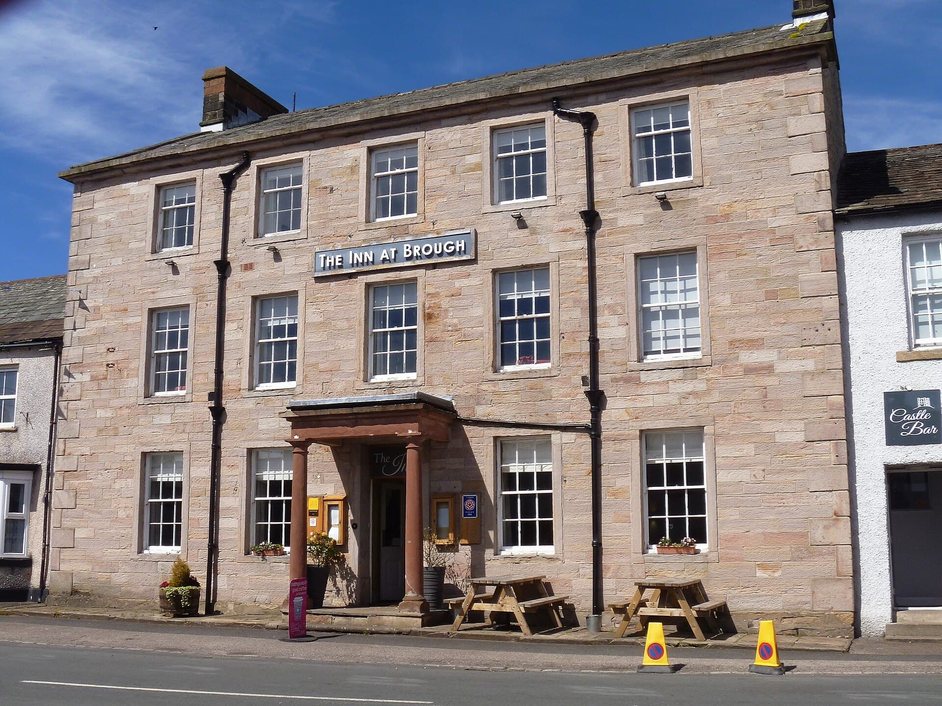 Castle Hotel (via Wikimedia Commons, CC BY-SA 2.0)