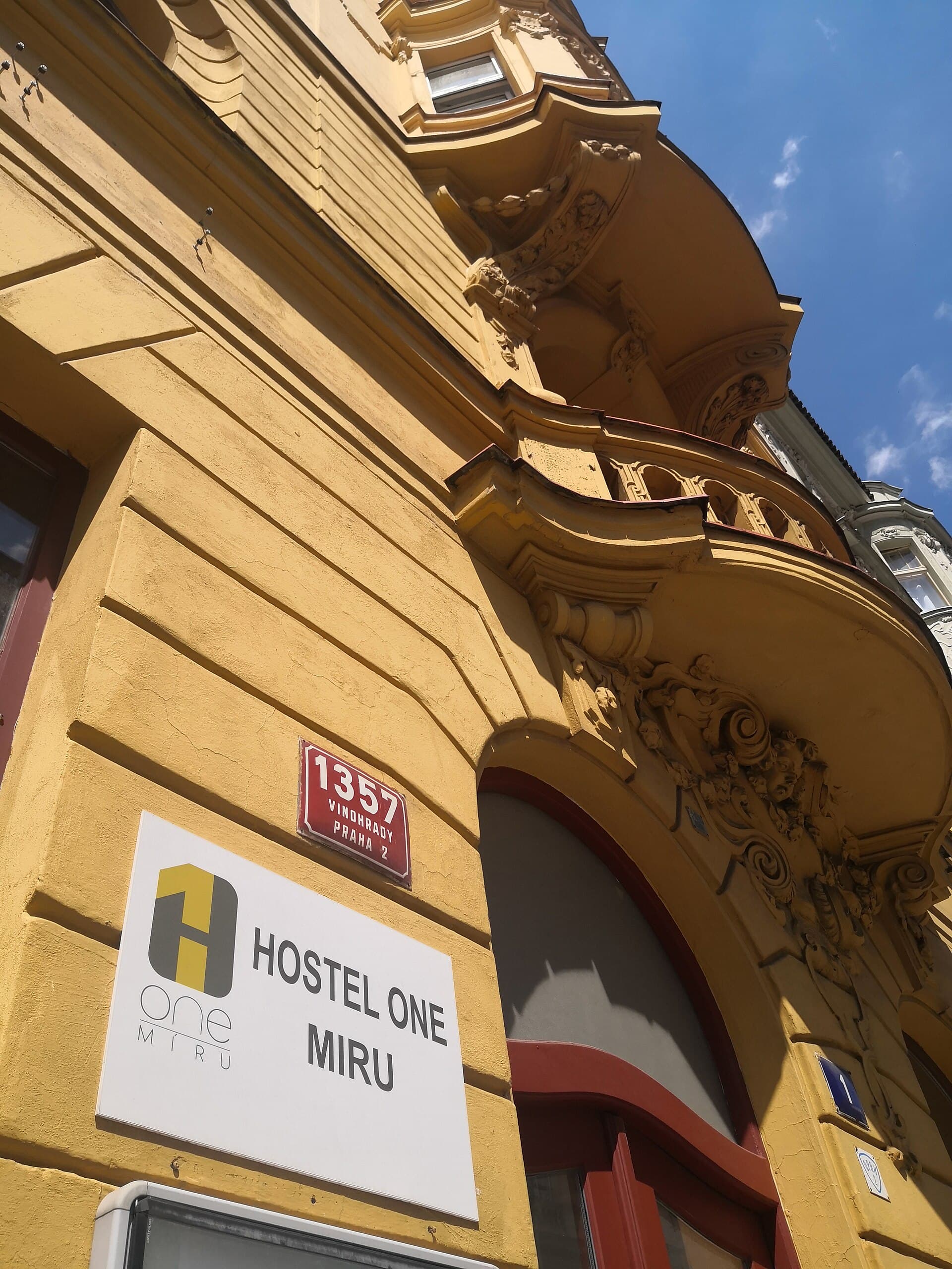 Onefam Míru Hostel Prague (via Wikimedia Commons, CC BY-SA 3.0)