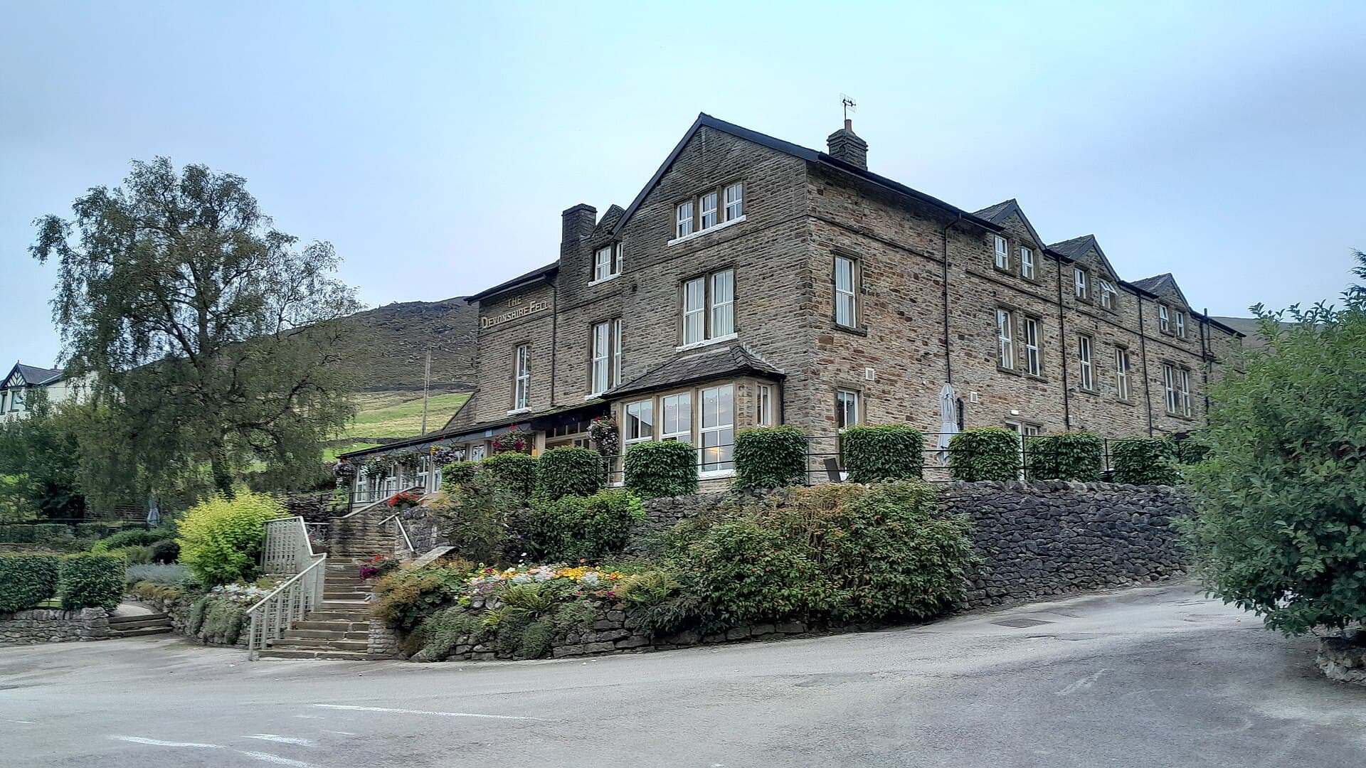 The Devonshire Fell Hotel (via Wikimedia Commons, CC BY-SA 2.0)
