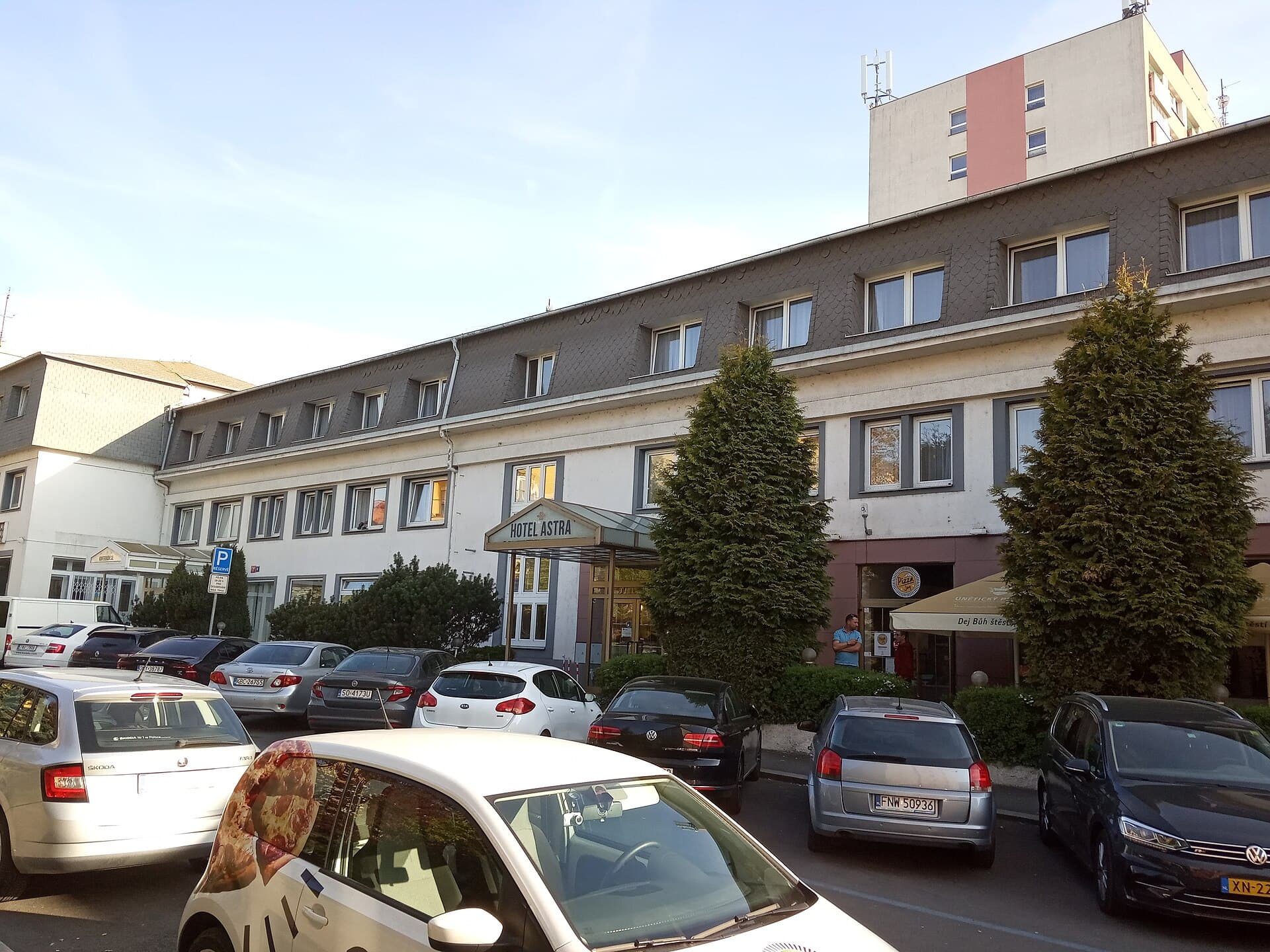 Hotel Astra (via Wikimedia Commons, CC BY-SA 4.0)