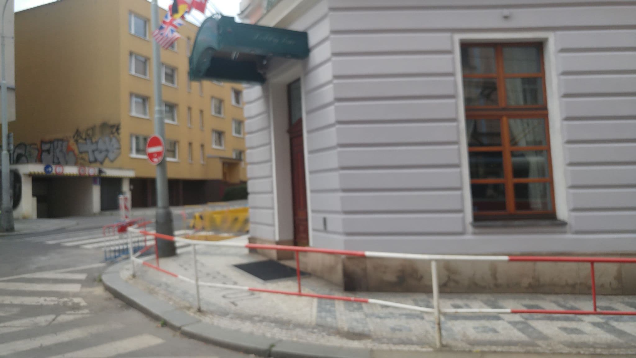 Street view near Carlton, Žižkov — © pbb (CC BY-SA · Mapillary)
