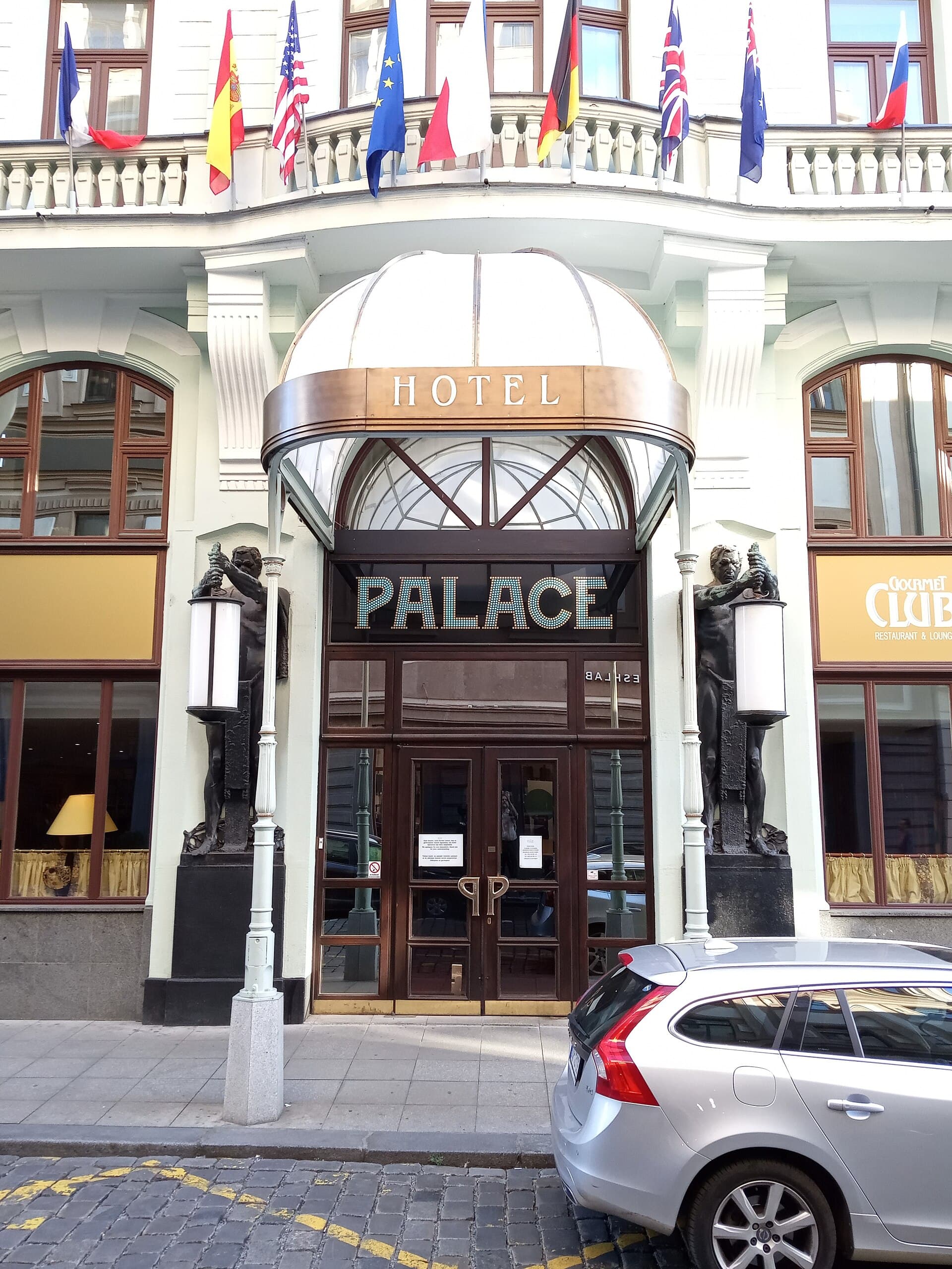 Art Nouveau Palace Hotel (via Wikimedia Commons, CC BY-SA 3.0)
