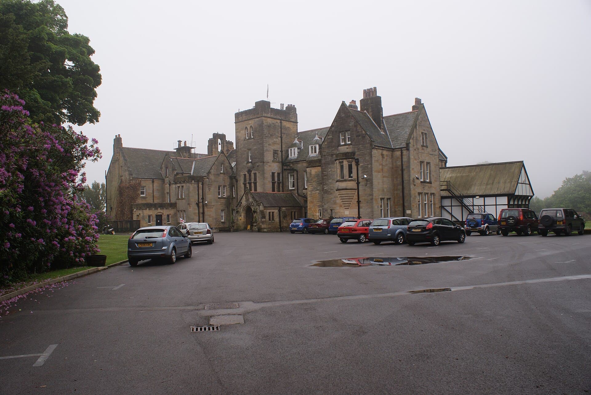 Grinkle Park Hotel (via Wikimedia Commons, CC BY 3.0)