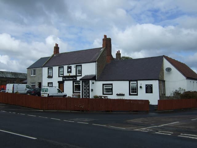 white swan inn (via Wikimedia Commons, CC BY-SA 2.0)