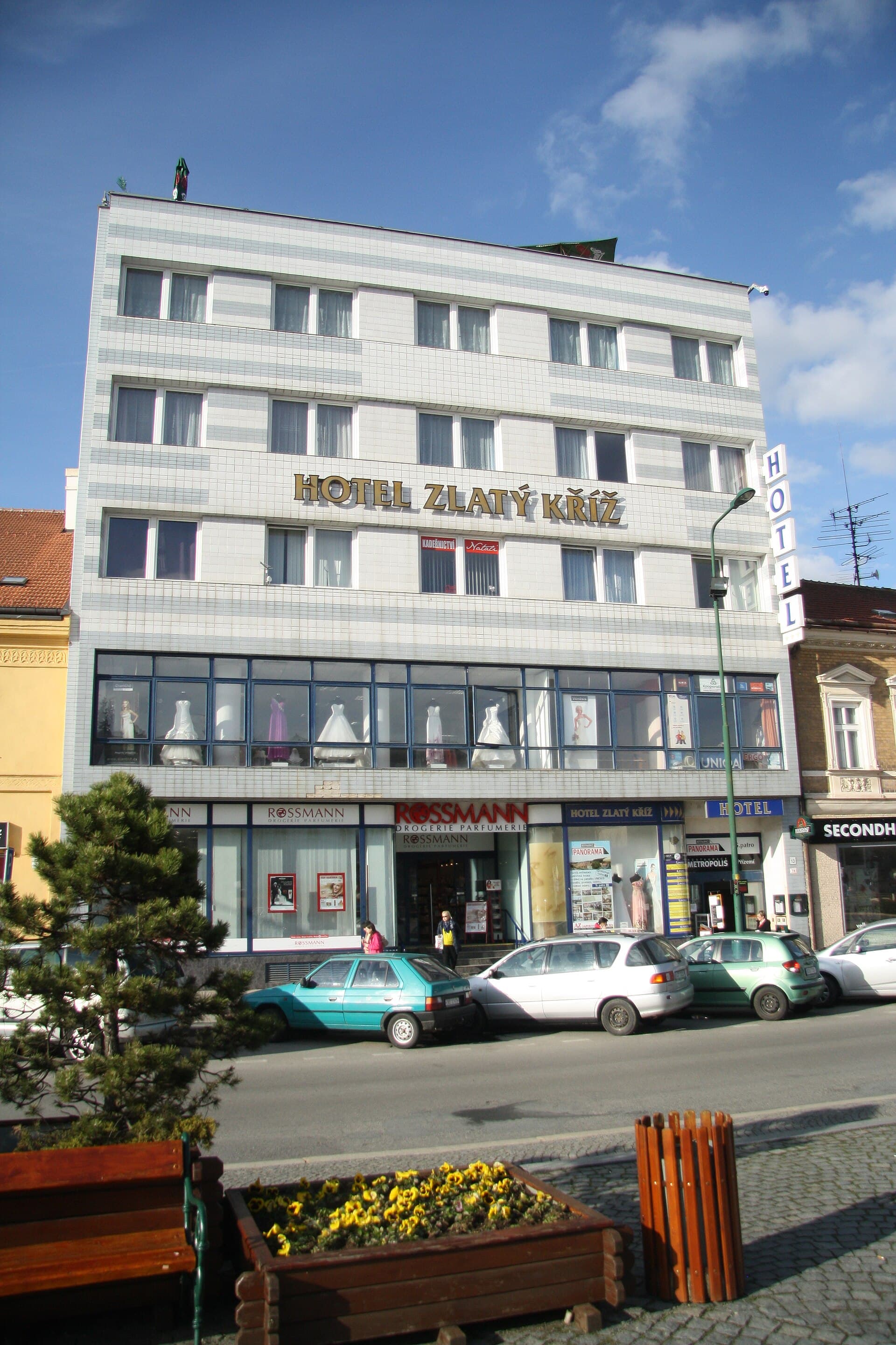 Zlatý kříž (via Wikimedia Commons, CC BY-SA 4.0)