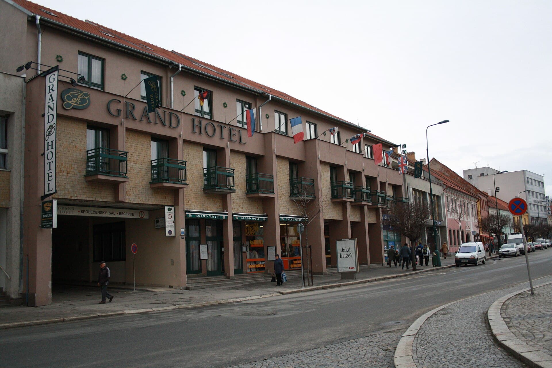 Grand hotel (via Wikimedia Commons, CC BY 3.0)